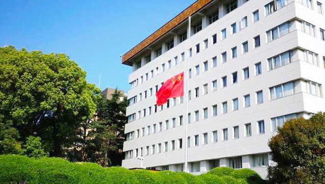 中国驻日本大使馆强烈抗议日本不法之徒强行闯入