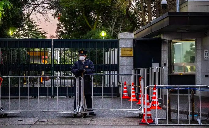 日本现役军官闯中国使馆被捕 中方要求严惩不法分子