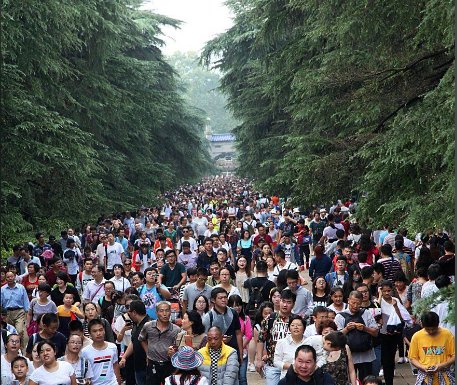 史上最长“五一”的经济账：一个被教育政策拉长的消费季