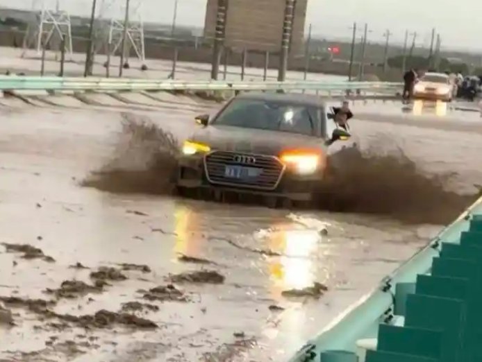 塔克拉玛干沙漠的“水与沙”：一场洪水的两面叙事