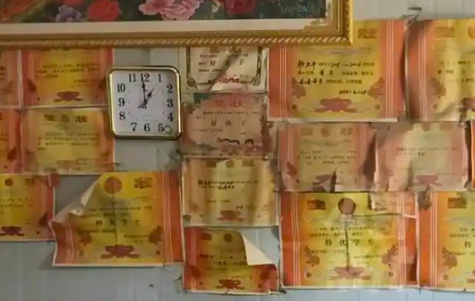 当“寒门逆袭”成为流量围猎：一个699分女孩被堵在自家院里的故事