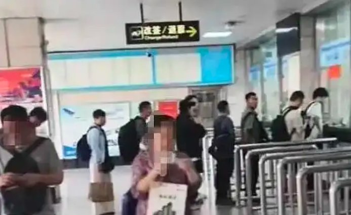 9窗开1：36℃高温下的长队，照出了公共服务的什么短板？