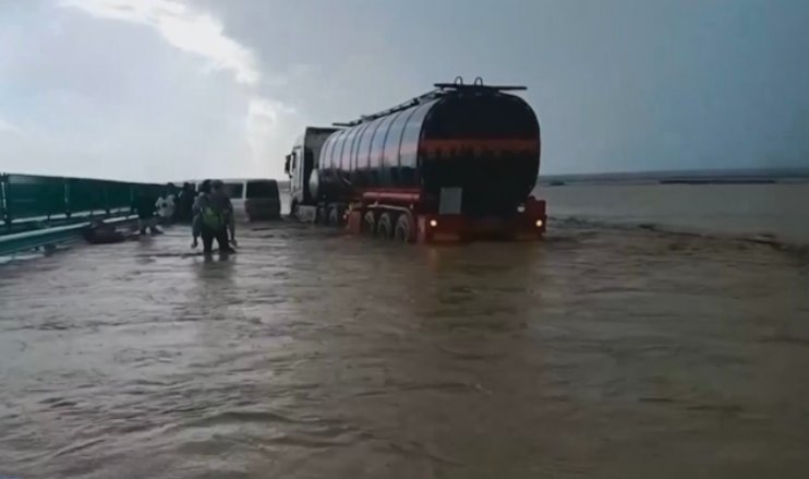 当沙漠开始下暴雨